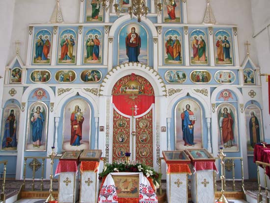 Алтарь и иконостас в церкви